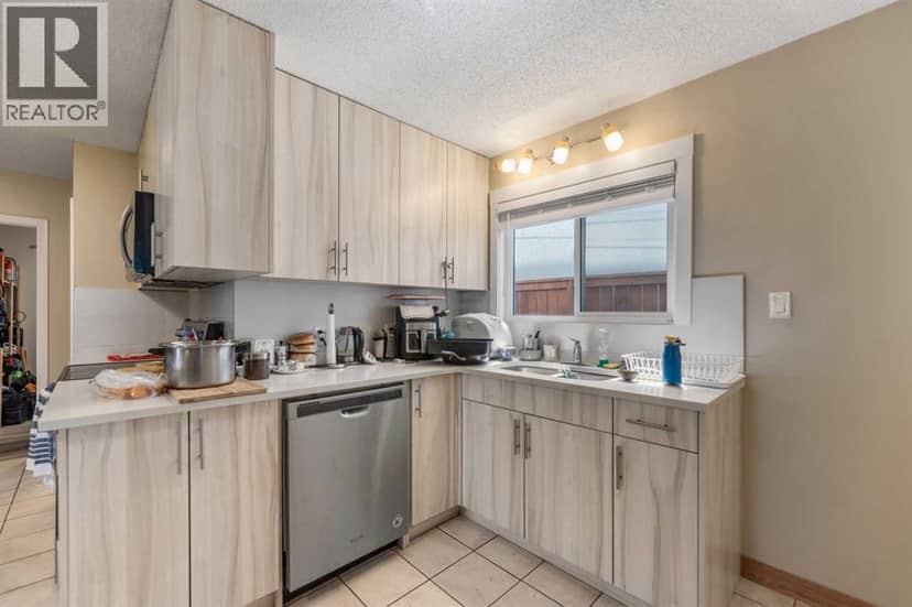 1407 28 Street SW — photo 14 of 39