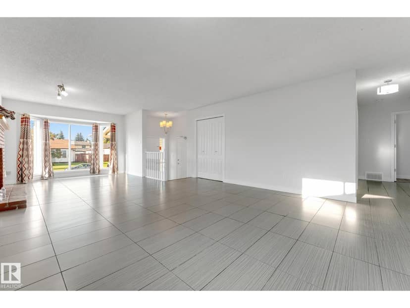 4511 25 AV NW NW — photo 13 of 36