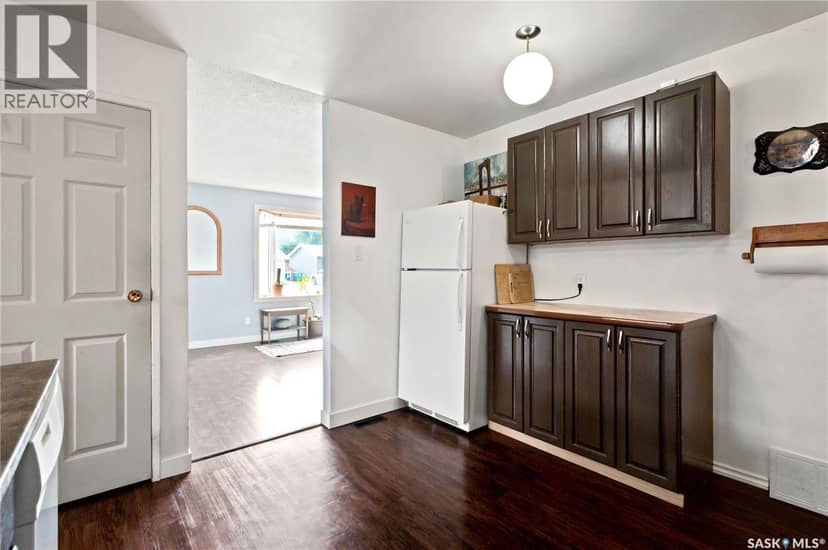 310 Douglas CRESCENT — photo 12 of 40