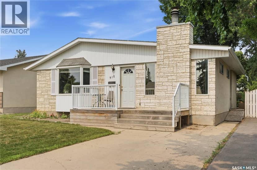310 Douglas CRESCENT — photo 2 of 40