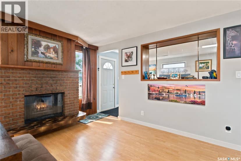310 Douglas CRESCENT — photo 3 of 40