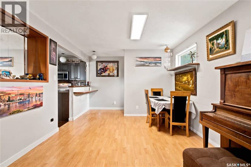 310 Douglas CRESCENT — photo 6 of 40