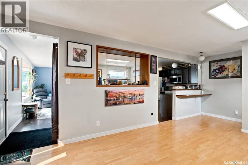 310 Douglas CRESCENT — photo 7 of 40