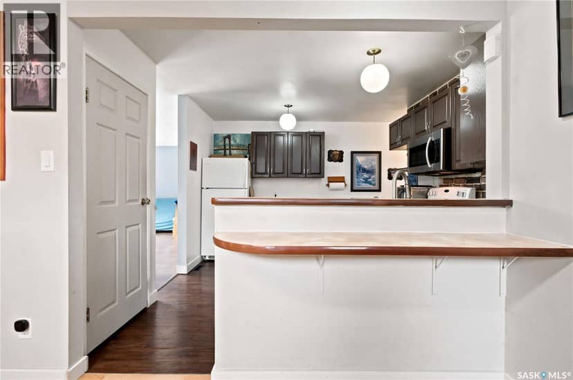 310 Douglas CRESCENT — photo 8 of 40
