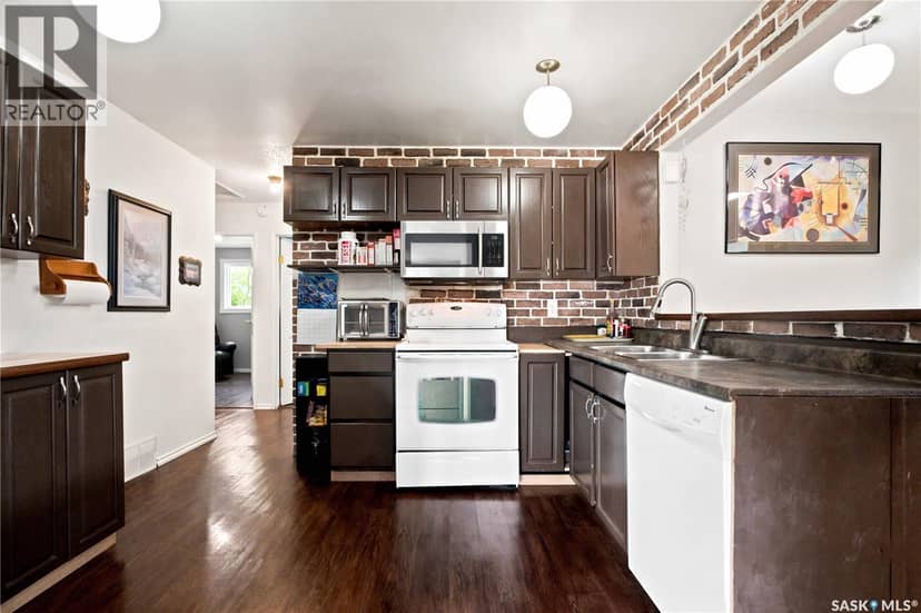 310 Douglas CRESCENT — photo 9 of 40