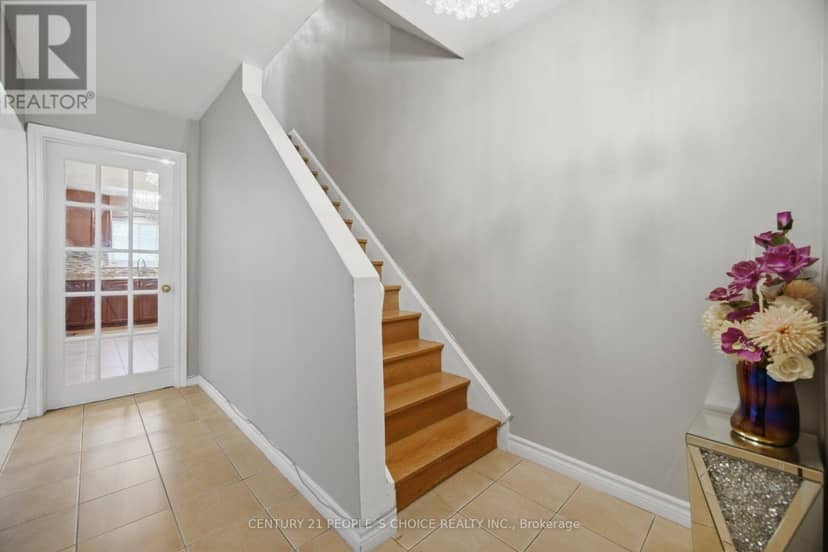 79 Fleetwood Crescent — photo 19 of 40