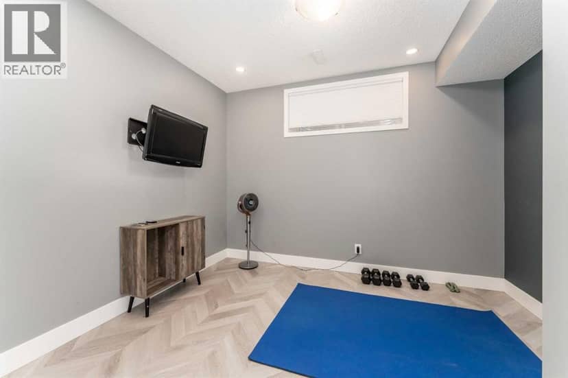 562 River Heights Crescent — photo 33 of 40