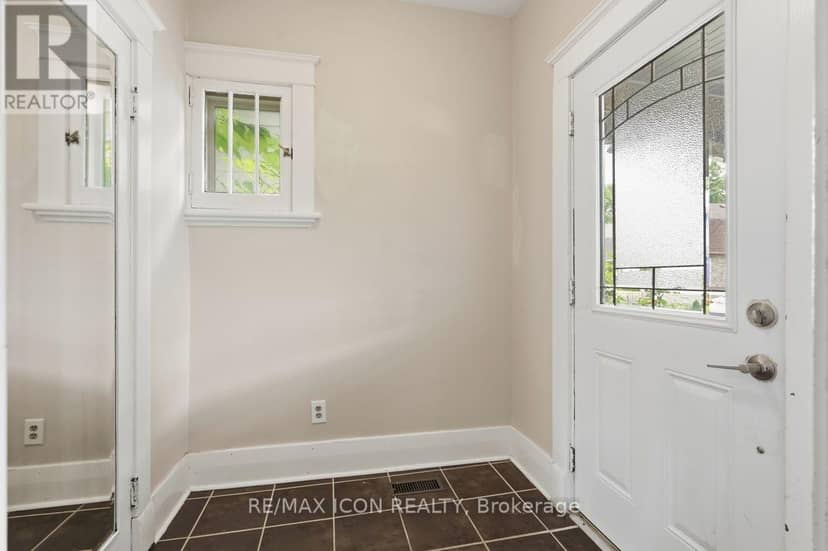 31 Mount Pleasant Avenue — photo 4 of 40