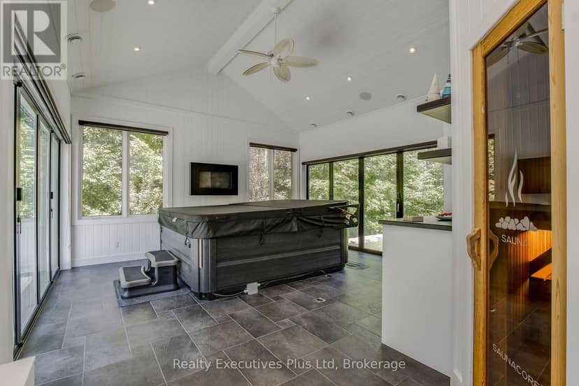 27 Kingfisher Crescent — photo 38 of 40