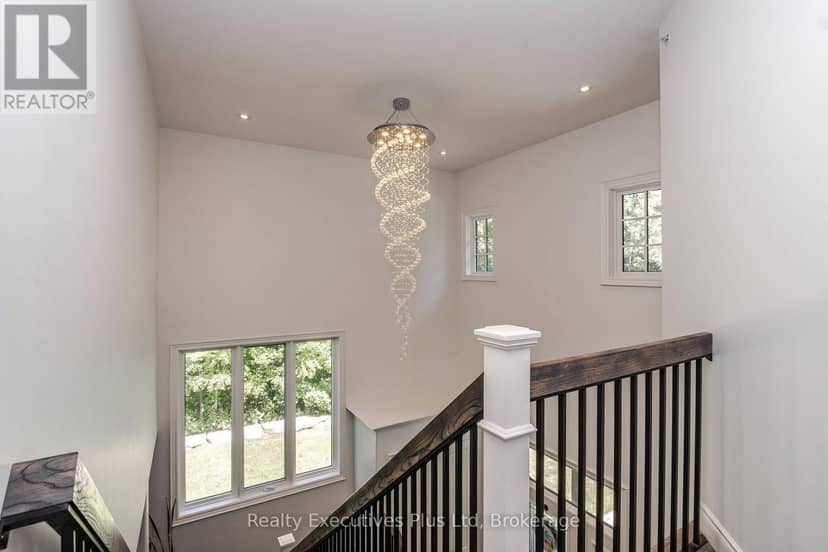 27 Kingfisher Crescent — photo 8 of 40