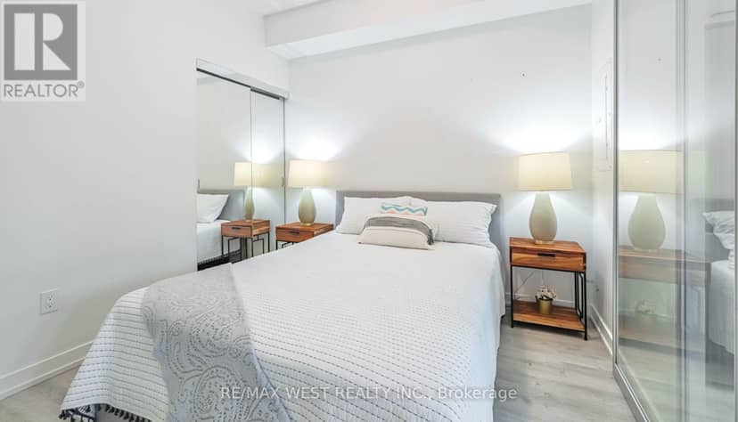 211 - 2300 St Clair Avenue W, Toronto, photo 4
