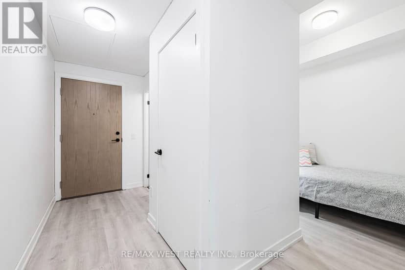 211 - 2300 St Clair Avenue W, Toronto, photo 6