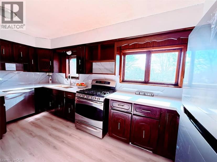 374 VICTORIA Road N — photo 15 of 40