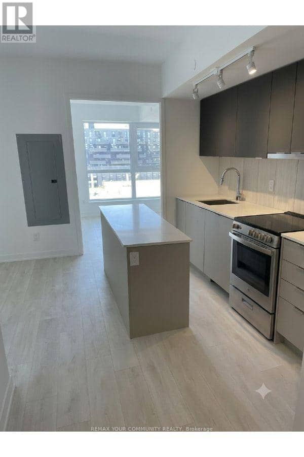 527 - 8 Tippett Road — photo 3 of 28