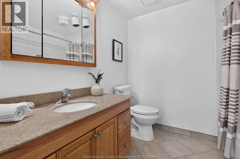 3915 Southwinds DRIVE Unit# 203 — photo 32 of 40