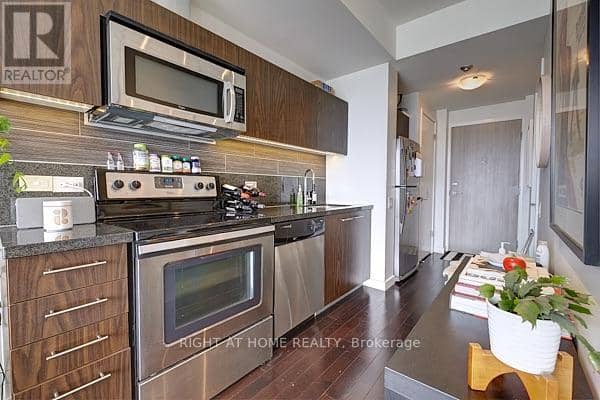 805 - 70 Distillery Lane — photo 4 of 34