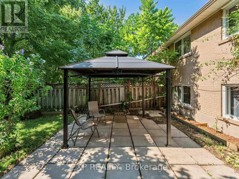 1586 Sandgate Crescent — photo 34 of 37