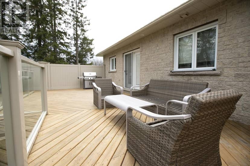 4 Parkdale DR — photo 9 of 40