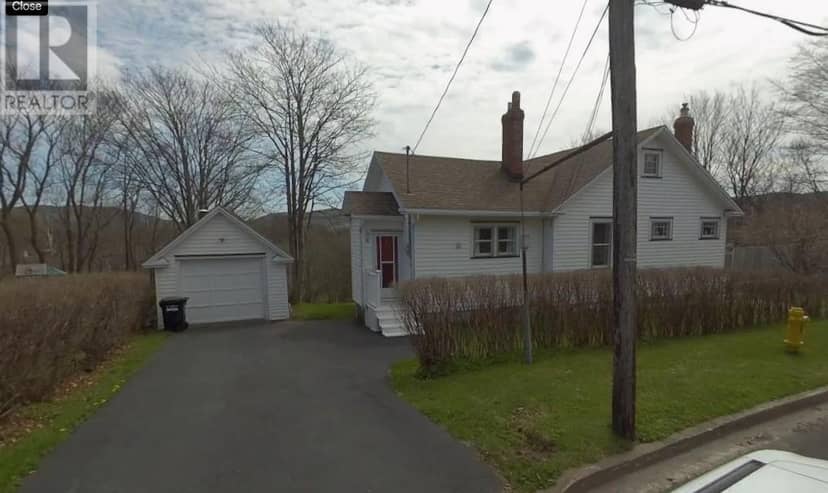 8 Glenridge Crescent — photo 1 of 24