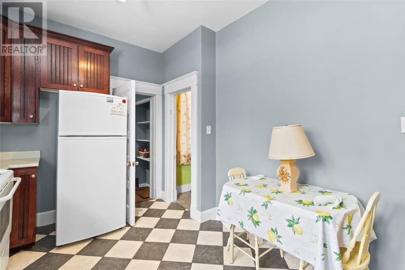8 Glenridge Crescent — photo 14 of 24