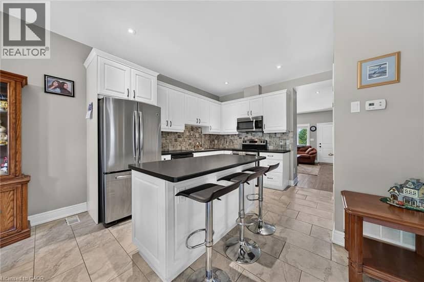 17 GRANTHAM Avenue S — photo 11 of 40