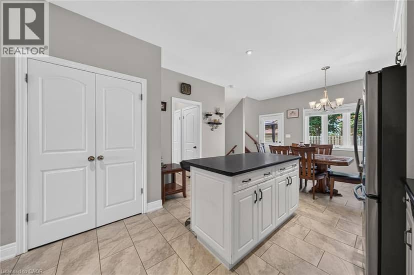 17 GRANTHAM Avenue S — photo 9 of 40