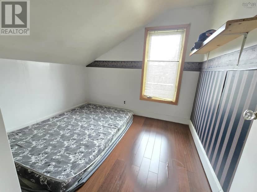 374 Alexandra Street — photo 6 of 9