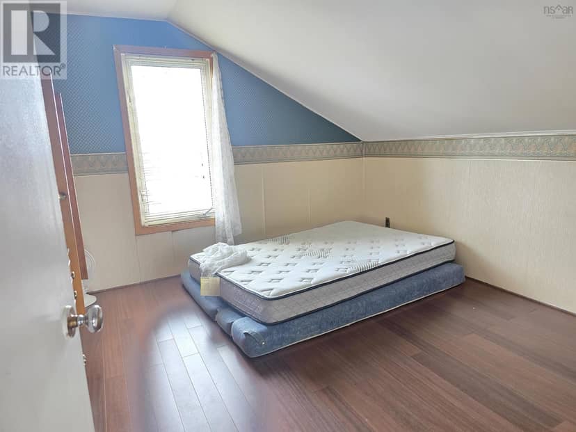 374 Alexandra Street — photo 9 of 9
