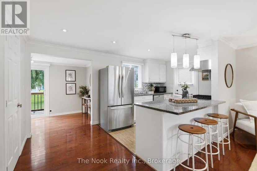 7 Pineridge Crescent — photo 11 of 39