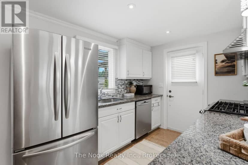 7 Pineridge Crescent — photo 12 of 39