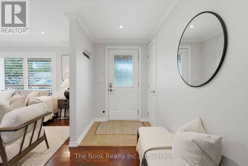 7 Pineridge Crescent — photo 3 of 39