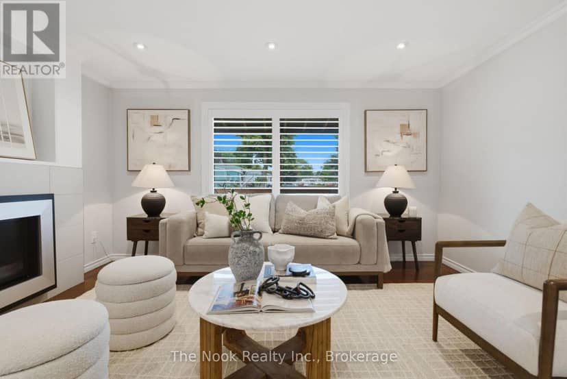 7 Pineridge Crescent — photo 8 of 39