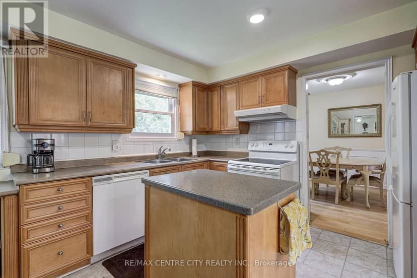 48 Clarendon Crescent — photo 10 of 40