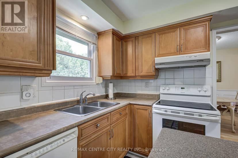48 Clarendon Crescent — photo 11 of 40