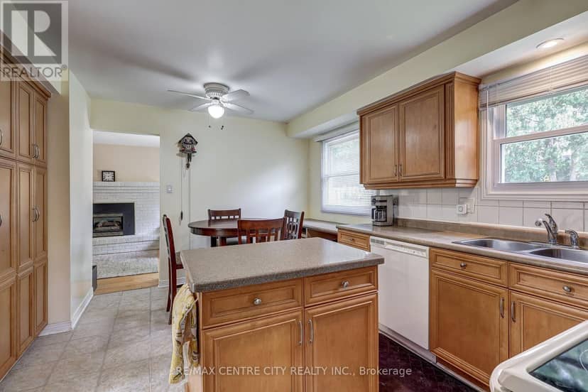 48 Clarendon Crescent — photo 12 of 40