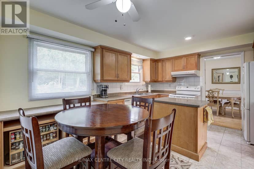 48 Clarendon Crescent — photo 13 of 40