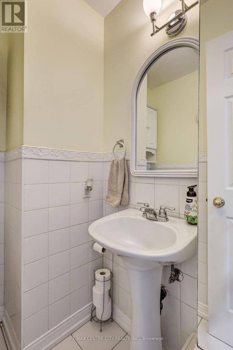 48 Clarendon Crescent — photo 22 of 40