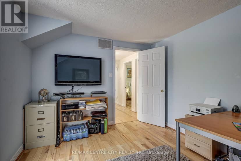 48 Clarendon Crescent — photo 26 of 40