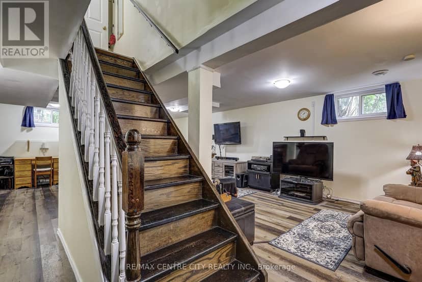 48 Clarendon Crescent — photo 36 of 40
