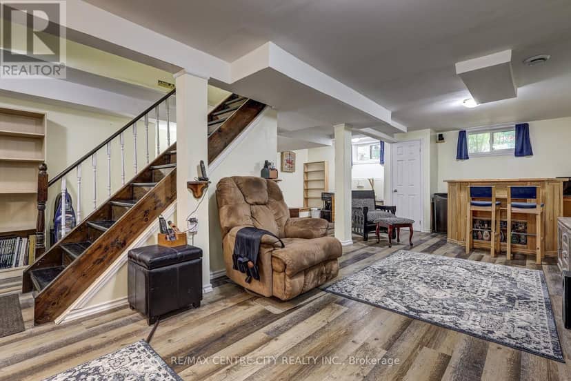 48 Clarendon Crescent — photo 38 of 40