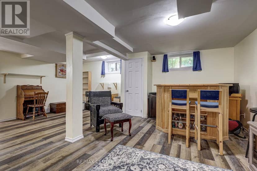 48 Clarendon Crescent — photo 39 of 40