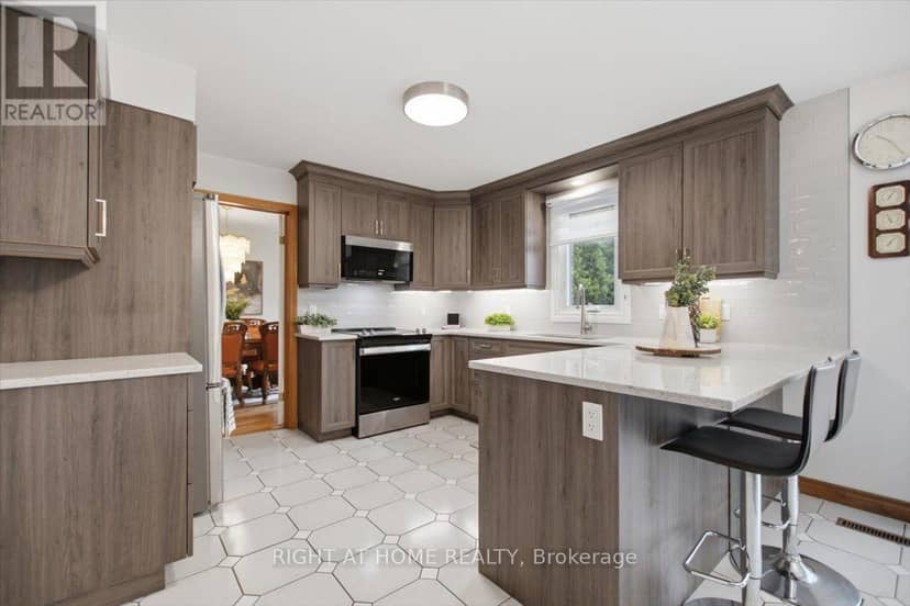 7046 Diane Crescent — photo 12 of 40