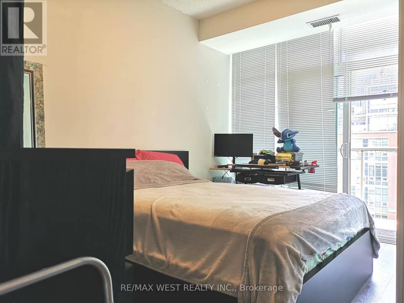 1718 - 75 East Liberty Street — photo 12 of 17