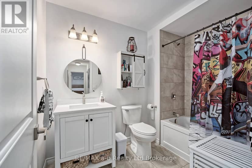 305 Robinson Street — photo 15 of 40