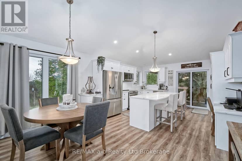 305 Robinson Street — photo 7 of 40