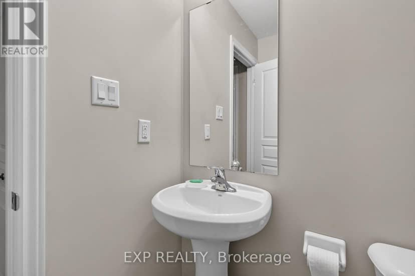 930 Silverfox Crescent — photo 5 of 40
