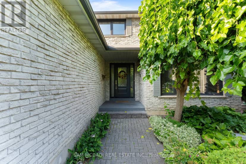 1077 Saginaw Crescent — photo 3 of 40