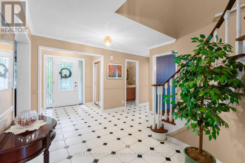 1077 Saginaw Crescent — photo 4 of 40