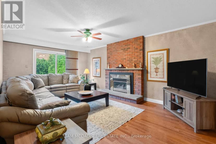 1077 Saginaw Crescent — photo 8 of 40