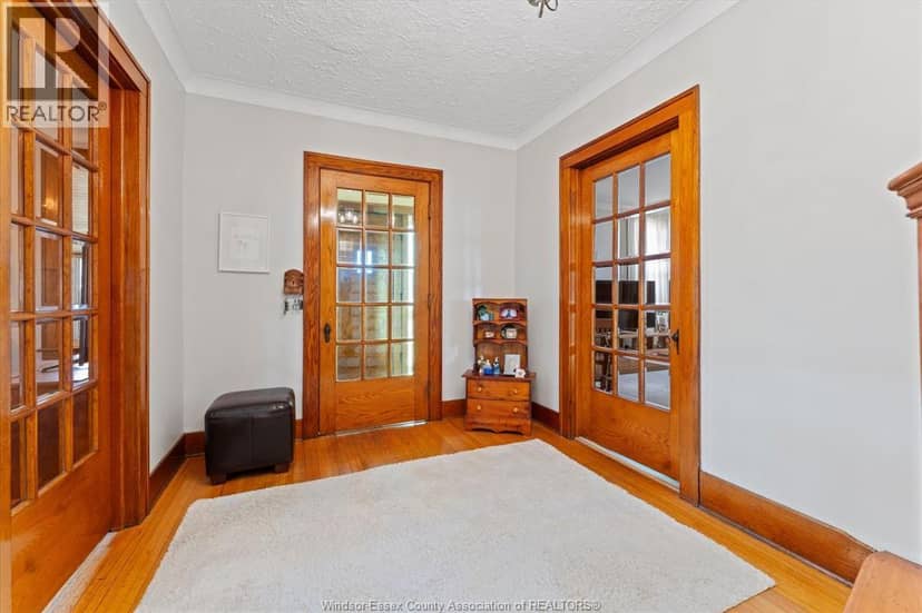 1409 Granville Crescent — photo 5 of 40